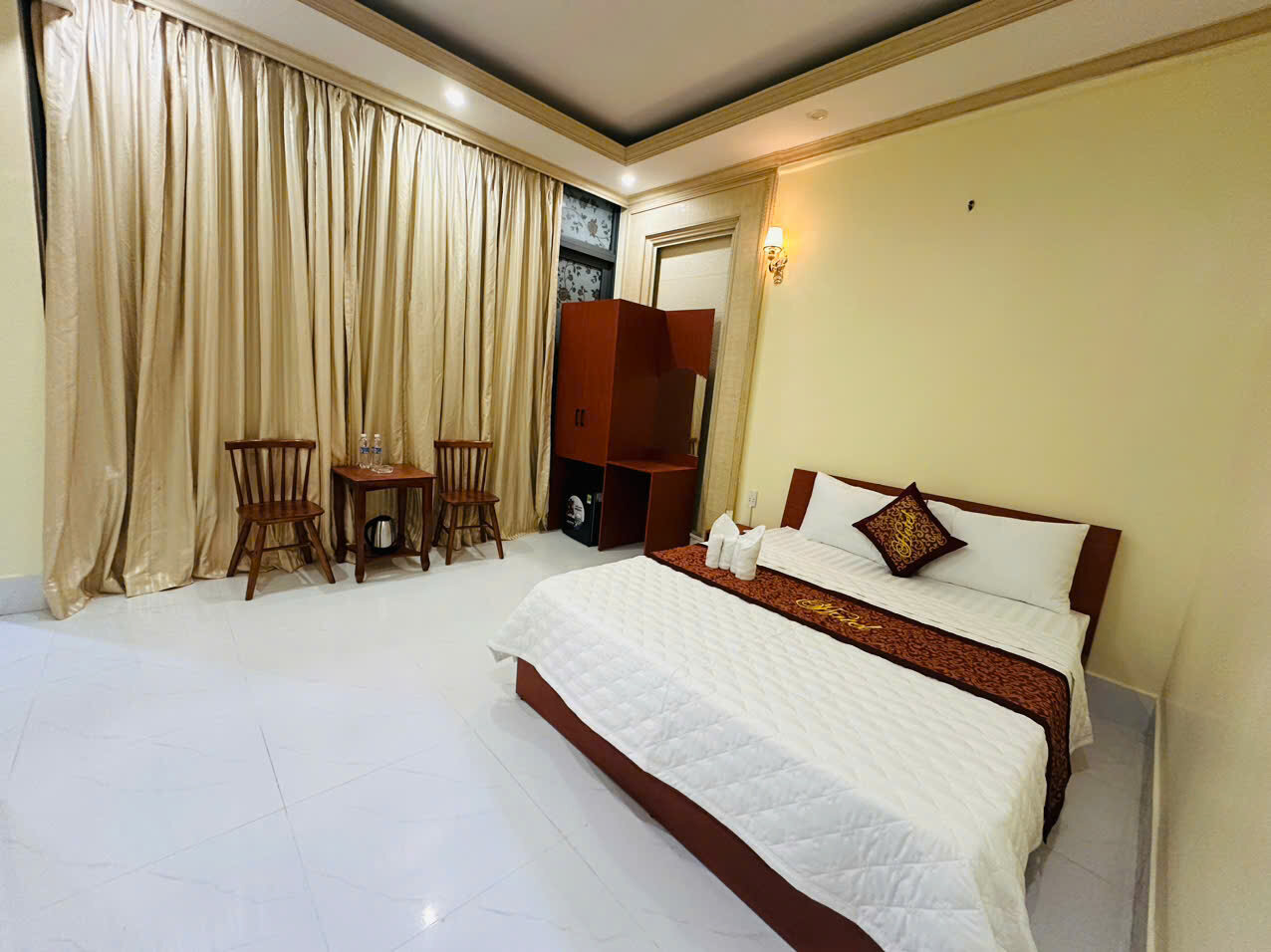 Sảnh lễ tân Minh Thịnh Hotel ấm áp, sạch sẽ