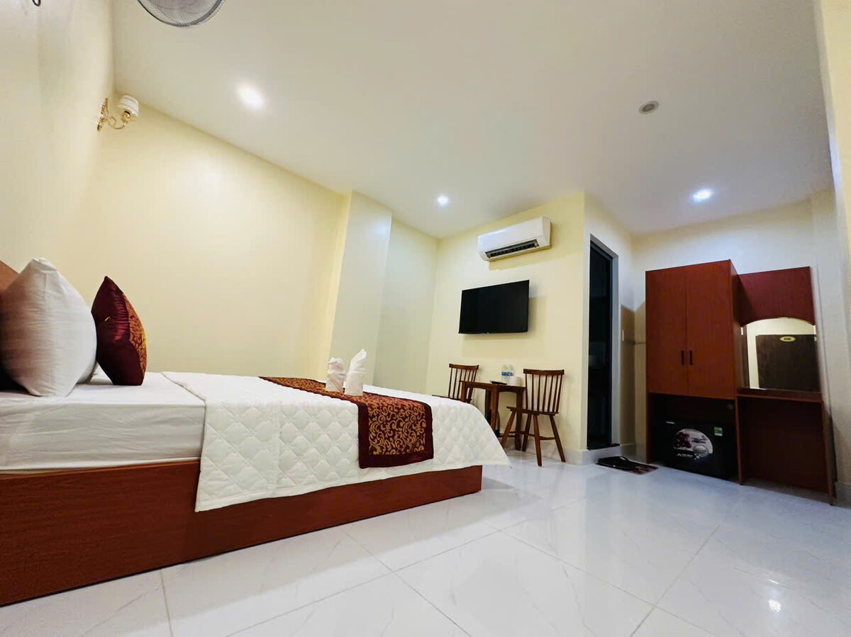 Phòng Deluxe city view giường King tại Minh Thịnh Hotel